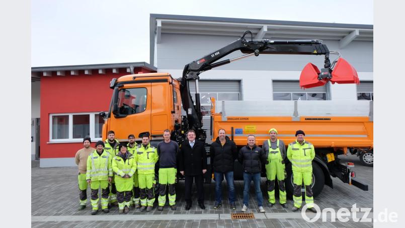 Mit großer Freude nehmen die Mitarbeiter des Bauhofs mit stellvertretendem Vorarbeiter Michael Ruppert (Sechster von rechts), Bürgermeister Hans-Martin Schertl (Fünfter von rechts) und Bauamtsleiter Stefan Ertl (Vierter von rechts) den Schlüssel von Stefan Walderaff (Dritter von rechts) von der Firma Zanner entgegen. Bild: Stefanie Gradl