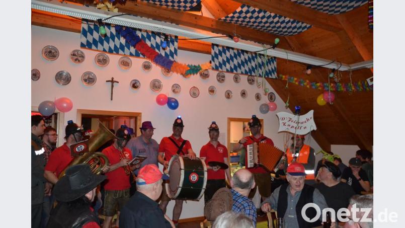 Die „Feierwehr-Kapell'n“ singt mit „G'stanzln“ allerhand Begebenheiten aus dem Gemeindeleben aus und wird mit großen Beifall belohnt. Bild: gi