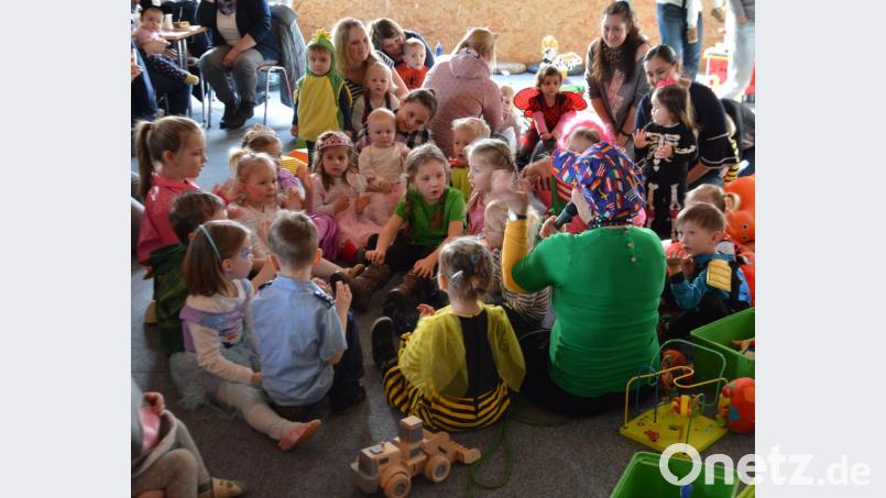 Marion Dietz (im grünen Shirt), Leiterin der AWO-Krabbelgruppe, hielt die Kleinsten beim Krabbelfasching mit vielen Sing- und Bewegungsspielen auf Trab. Bild: weu