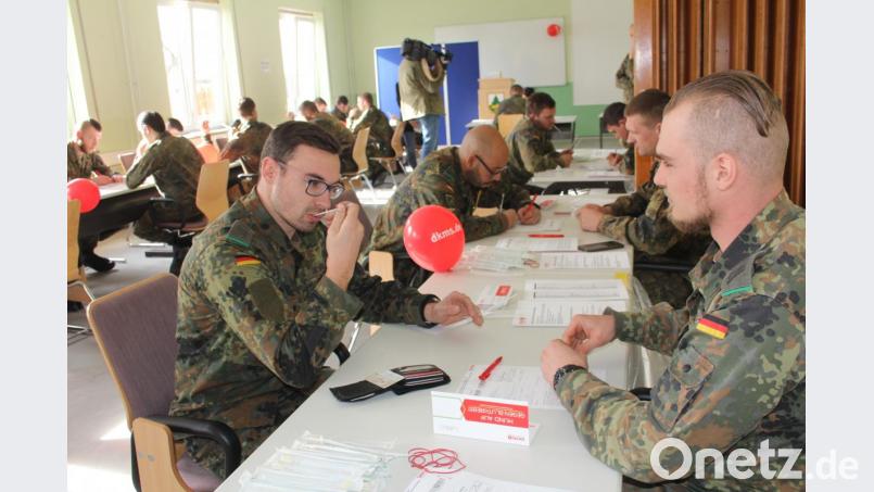 Um sich typisieren zu lassen, mussten die Spender nach der Datenerfassung ein Wattestäbchen in den Mund einführen (vorne im Bild) und damit eine Speichelprobe abgeben. Bild: frd