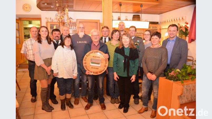 Werner Völkl holt sich die Schützenscheibe mit dem Bild des Schießstandes, der nun geschlossen ist. Bild: fz