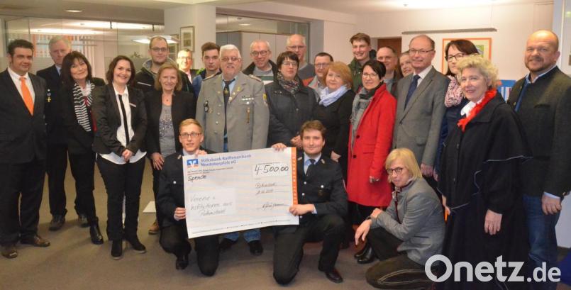 Die Vertreter der Vereine und Institutionen freuen sich über die großzügige Spende der Volksbank Raiffeisenbank Rothenstadt. Bild: Kunz