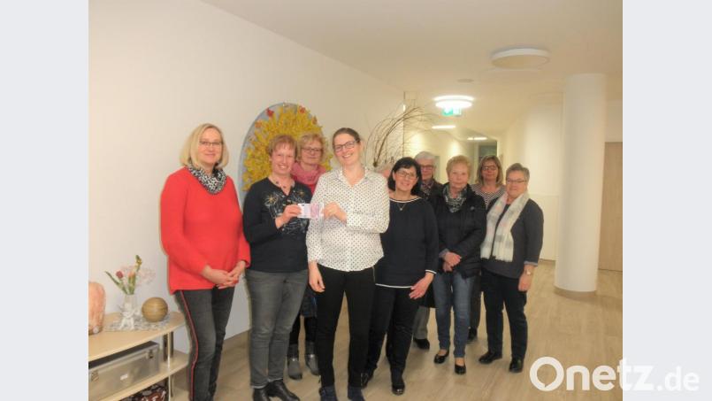 Der Katholische Frauenbund übergibt 500 Euro an Stephanie Kuchlbauer. Bild: tu
