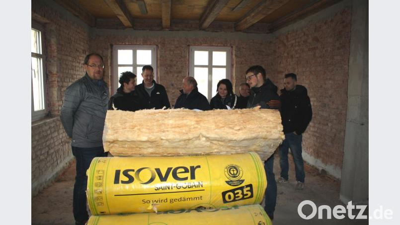 Noch sieht es im alten Pfarrhof sehr rohbaumäßig aus. Doch Bürgermeister Thorsten Hallmann (links) und der Bauausschuss sind zufrieden mit dem Baufortschritt. Am Rosenmontag rücken die Elektriker an. Bild: bjp Bild: bjp