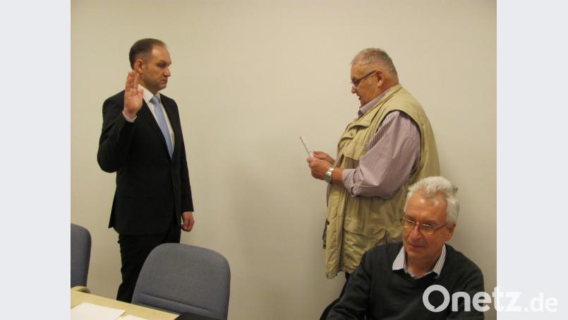 Als ältestes Mitglied des Manteler Marktgemeinderats vereidigt FWG-Rat Werner Paulus (rechts) Bürgermeister Richard Kammerer (links). Bild: sei