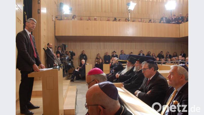 Bayerns Kultusminister Michael Piazolo sprach vor 300 Gästen in der neuen Synagoge. Bild: gib