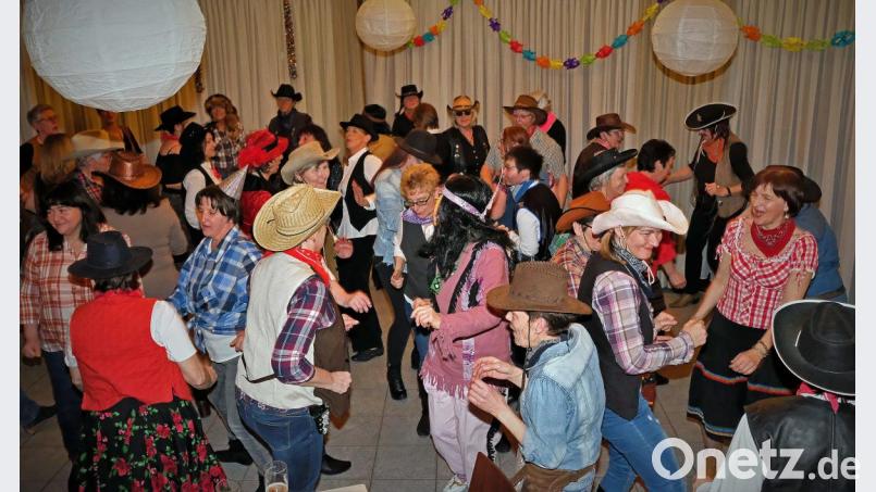 Unter dem Motto "Wilder Westen" ging hoch her beim Frauenfasching. Zu den Faschingshits von Franz Maunz wurde fleißig getanzt. Bild: twi