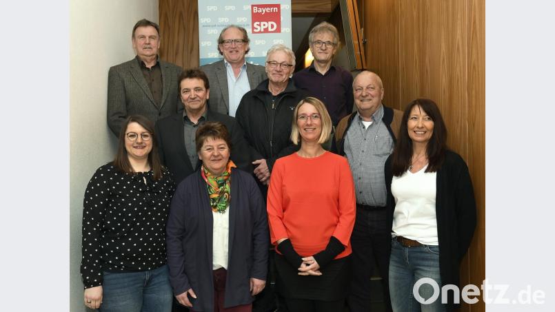 Mitglieder im erweiterten Ortsvereinsvorstand der SPD sind (vorne, von links) Verena Meißner, Monika Kick, Heike Graf, Marianne König, (Mitte, von links) Erwin Rösel, Peter Lehner, Hermann Völlger, (hinten, von links) Bernhard Schleich, Armin Rüger und Dieter Pilhofer. Bild: Petra Hartl