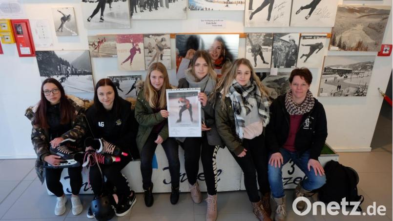 Anna Sperer, Celina Bötzl, Angelina Langer, Leonie Günthner und Amelie Plommer legten in Inzell schnelle Runden aufs Eis. Tanja Zeus (rechts) betreute die Schülerinnen in Inzell. Bild: exb