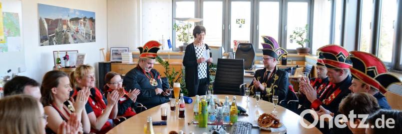 Bürgermeisterin Ulrike Roidl (stehend) versorgte den Elferrat mit Speisen und Getränken. Bild: Claudia Seitz