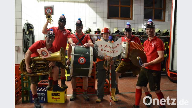 Die „Feierwehr-Kapell'n“ singt mit „G'stanzln“ allerhand Begebenheiten aus dem Gemeindeleben aus und wird mit großen Beifall belohnt. Bild: gi