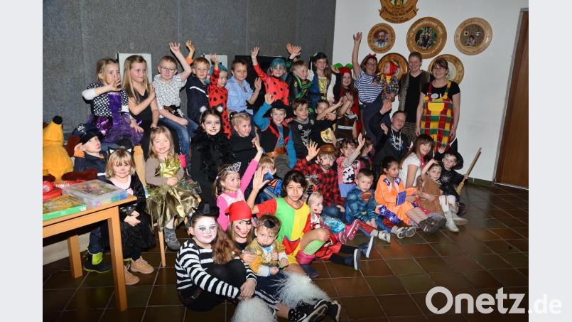 Kaum einen Tanz und kaum ein Spiel lässt sich der Nachwuchs unter Animation von Resi Pflaum (rechts) und Monika Zeitler-Kals (hinten, Dritte von rechts) im Schützenhaus Frankenreuth entgehen. Bild: fjo