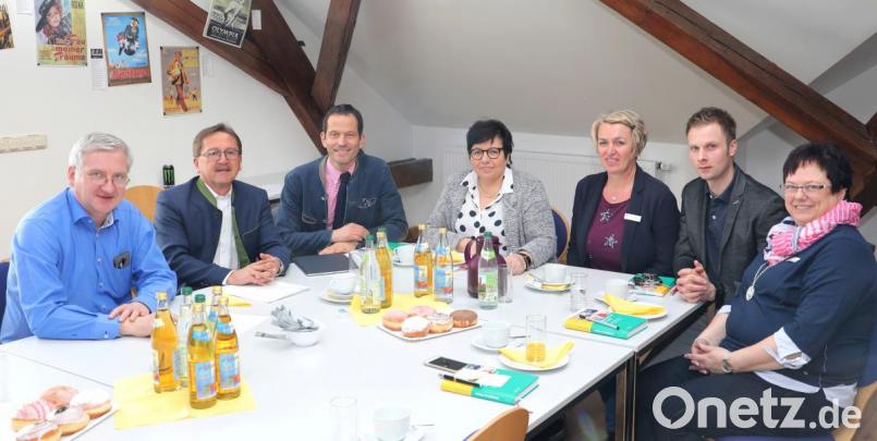 Die Sorgen um die zukünftige Altenpflegehelferausbildung trägt die Chefin des BBZ in Erbendorf, Hannelore Doleschal (Vierte von rechts), bei einem Gespräch Bundestagsabgeordneten Albert Rupprecht (Dritter von links) vor. Mit auf dem Bild (von links) Trägervereinsvorsitzender Johannes Reger, Bürgermeister Hans Donko, die stellvertretenden Schulleiter Claudia Wolf und Matthias Dumler sowie Lehrkraft Manuela Ruf. Bild: njn