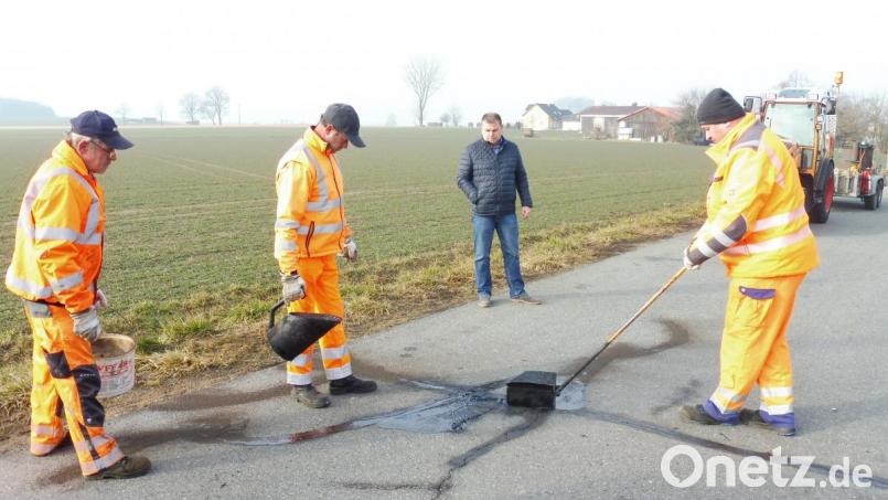 Der Winter hinterlässt Spuren. Mitarbeiter des Windischeschenbacher Bauhofs bessern Risse im Asphalt aus. Bild: exb