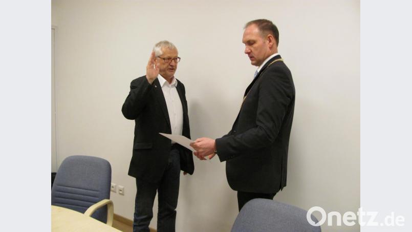 Zum dritten Bürgermeister wird Johann Gurdan (links) gewählt, der von Bürgermeister Richard Kammerer(rechts) vereidigt wird. Bild: sei