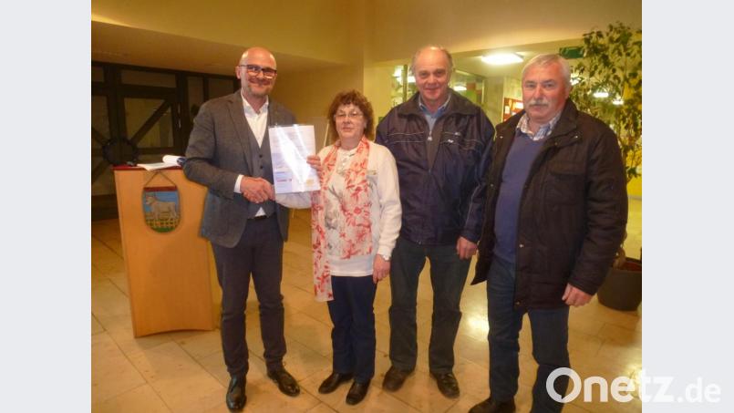 Bürgermeister Maximilian Beer (von links) überreichte an Irmgard Mayer eine Ehrenamtskarte, verbunden mit dem Dank für ihr Engagement. Die beiden Vereinsvorsitzenden Anton Turban (VdK) und Anton Schießl (GOV) gratulierten ihrem engagierten Mitglied. Bild: mad