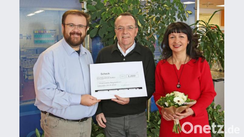 Hans Walter (links) und Gabriele Scherl überreichen Dr. Stefan Sammet einen Scheck über 1000 Euro für die Hospizarbeit Bayreuth. Bild: exb