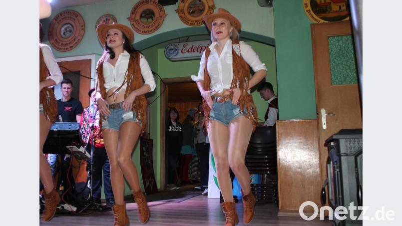 Die Rolle der Cowgirls übernahmen beim Jubiläumsauftritt Nicole Hoch (rechts) und Sophie Deinl (links). Bild: fjo