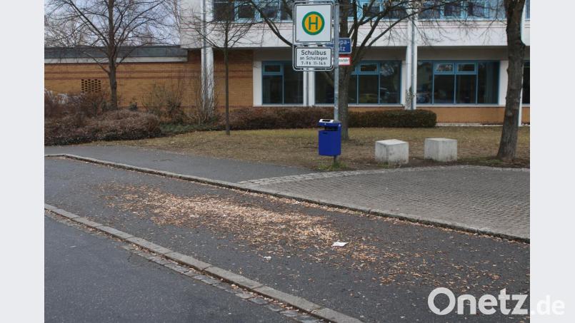 Zigarettenstummel säumen die Bushaltestelle an der Berufsschule. Bild: psne