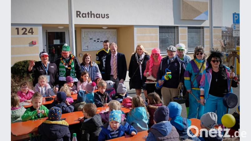 Die Kinder vom Kinderhaus St. Josef waren als Zaungäste gekommen, bevor das &quot;Wernberger Weiberkomite&quot; zum Sturm aufs Rathaus ansetzte Bild: twi