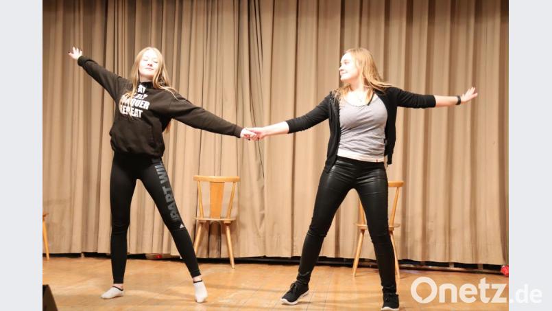 Zu den Gesangseinlagen studieren die Jugendlichen unterschiedliche Tänze ein. Bild: Doris Mayer