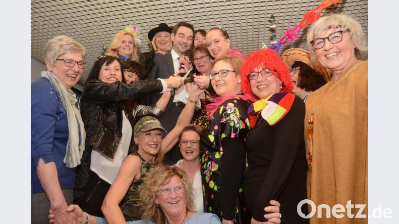 Weiberfasching bei der CSU: Die Vorstandsdamen der FU-Kreisverbände Neustadt/WN und Weiden kürzen die Krawatte von Landtagsabgeordetenem Stephan Oetzinger. Bild: Gabi Schönberger