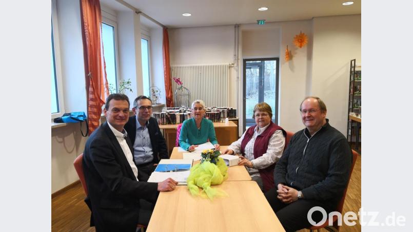 Büchereileiterin Margit Palschevsky (Mitte) legen den Kuratoriumsmitgliedern Bürgermeister Ernst Schicketanz, Kirchenpfleger Konrad Adam (von links), Pfarrer Markus Nees und Gemeinderätin Gabriele Hagemann die Zahlen von 2018 vor. Bild: adj