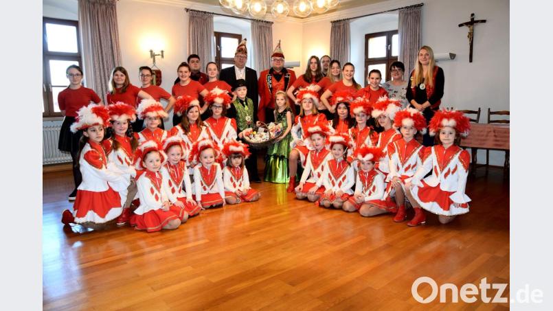 Kurzer Prozess: „Schmidmühlen Oho“ und der Narrhallamarsch und der Amtssitz von Bürgermeister Peter Braun gehört dem Kinderprinzenpaar Prinzessin Aliya I. und Prinz Michael I. für die restlichen närrischen Tage. Bild: bö