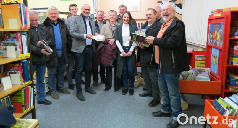 Büchereileiterin Lisa Auburger (Vierte von rechts) ist begeistert von der gut florierenden Bibliothek. Die Begeisterung schwappt offensichtlich auch auf den Marktgemeinderat über. Bild: kö