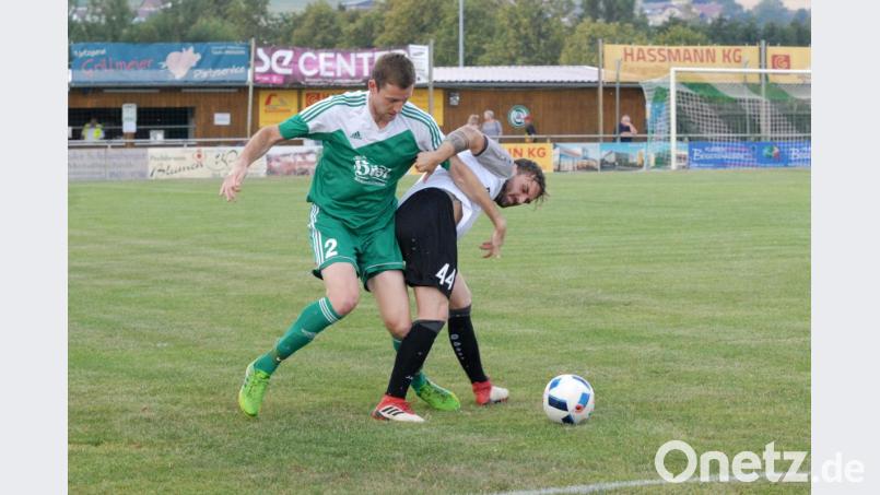 Auf Martin Bächer (links) und den SV Mitterteich wartet am Freitagabend beim 1. SC Feucht eine schwierige Aufgabe zum Start in die Rest-Spielzeit der Landesliga Nordost. Bild: gb