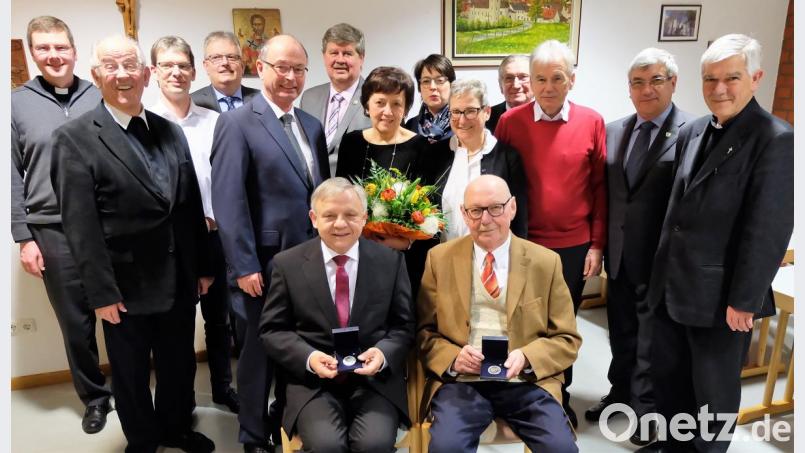 Hinsetzten wollten sich beide eigentlich nicht für das Erinnerungsbild zur Verabschiedung aus dem Kirchenrat. &quot;So alt sind wir doch noch nicht&quot;, lachten die Herren. Kirchenpfleger Karl Schreglmann (sitzend, links) und Christoph Reis (sitzend, rechts) mit den Geistlichen und Ehrengästen. Bild: wlr