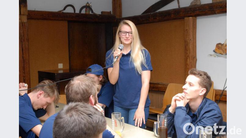 Torhüterin Lena-Maria Völkl (stehend) musste ihr Dasein unter lauter Männern erläutern. Bild: gb