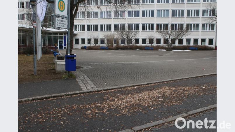 Zigarettenstummel säumen die Bushaltestelle an der Berufsschule. Bild: psne