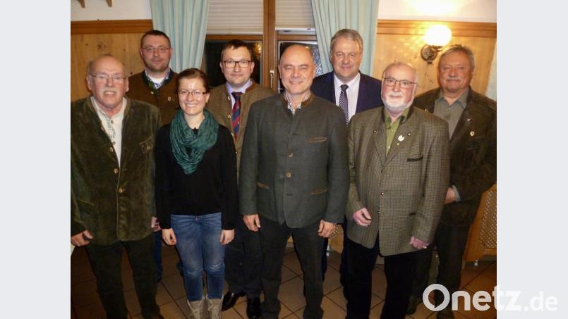 Die neue Vorstandschaft der BJV-Kreisgruppe mit Ehrengast (von links): 3. Vorsitzender Stefan Renner, Schriftführer Matthias Neugebauer, stellvertretende Schatzmeisterin Manuela Weiß, 1. Vorsitzender Ruppert Schmid, stellvertretender Schriftführer Peter Fröhlich, Landrat Richard Reisinger, Schatzmeister Eduard Hierl und 2. Vorsitzender Wolfram Seebauer. Bild: usc