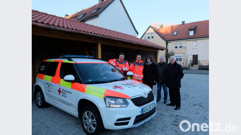 Noah Lugert und Patrick Jung von der HvO-Gruppe danken der Baugenossenschaft "Eigenheim" für die kostenlose Bereitstellung eines Carport-Stellplatzes in Plankenhammer. Von links: Noah Lugert, Patrick Jung, Vorstandsvorsitzende Marika Mauerer, Aufsichtsratsmitglied Walter Wirth und Berater Fred Lehner. Bild: le