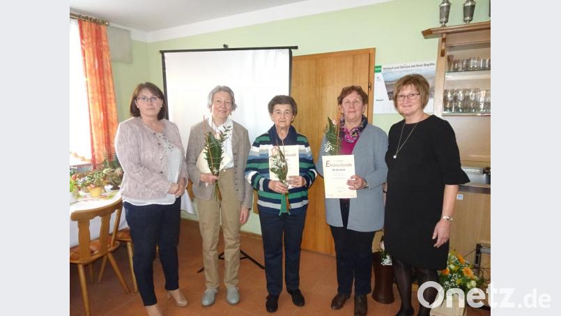 Kreisvorsitzende Marianne Forster und Brigitte Hammer gratulierten den Jubilaren Rita Kick (30 Jahre) Christa Huck (30 Jahre) und Anna Müller (20 Jahre). Bild: hm