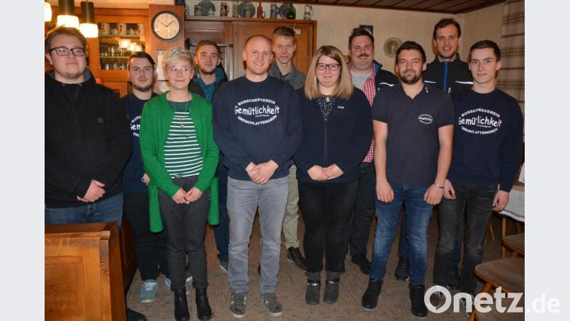 Mit dieser Mannschaft geht der Burschenverein „Gemütlichkeit“ Groschlattengrün in die kommenden zwei Jahre. Mit dabei sind (von links) Christoph Söllner, Sven Forschepiepe, Jessica Sommer, Christian Sommer, Vorsitzender Stefan Böx, Sebastian Protschky, Lisa Völkl, Lukas Leneis, Rene Kümmel, Markus Böx und Lars Forschepiepe. Bild: jr