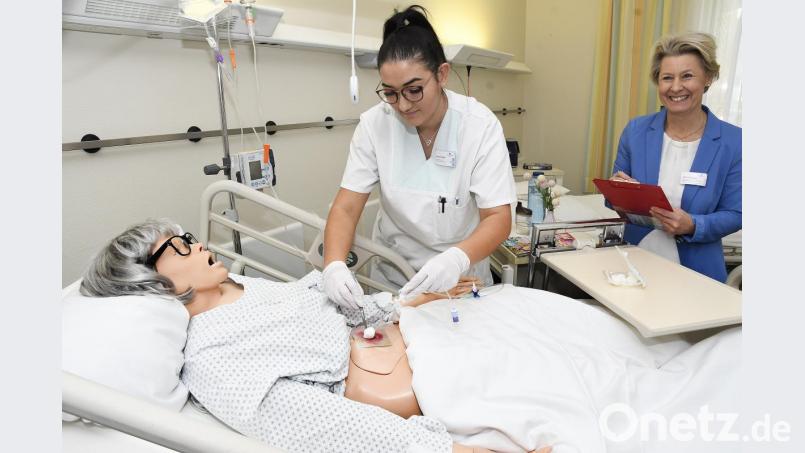 Gesundheits- und Krankenpflegeschülerin Fatma Öztürk versorgt im Beisein von Lehrerin Ursula Dittrich eine Wunde mit Pinzette und Tupfer. Bild: Petra Hartl