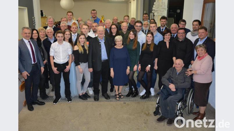 Seinen 75. Geburtstag feierte zusammen mit 180 Gästen, Otto Weiß (Mitte), rechts neben ihm Gattin Veronika, mit der er heuer noch sein Goldendes Ehejubiläum feiern darf. Mit im Bild eine Vielzahl von Geburtstagsgästen aus allen Bereichen der Gesellschaft, seine beider Kinder und vier Enkel, sowie Bürgermeister Roland Grillmeier mit Frau Claudia (links). Ehrengast war sein jahrzehntelanger Freund Siegfried Volz (sitzend), der eigens aus Fürth angereist kam. Bild: jr