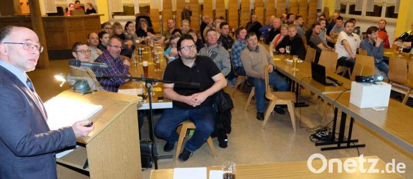 In der Bürgerversammlung im Gemeindezentrum legt Bürgermeister Albert Nickl (li) vor zirka 60 Besuchern eine ausführliche Gemeindebilanz für das vergangene Jahr vor. Bild: do