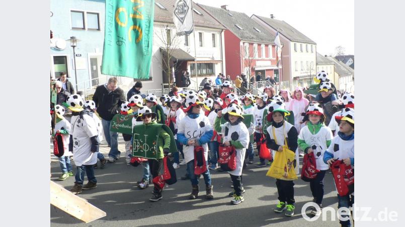 Alle zwei Jahre am Faschingssamstag zieht der &quot;Dumbache&quot;r Gaudiwurm viele große und kleine Besucher auf die Straße. Zahlreiche ortsansässige Vereine und Verbände, aber auch die kreativen Ideen und witzigen Kostüme privater Gruppen sorgen für eine ausgelassene und fröhliche Stimmung. Archivbild: lep