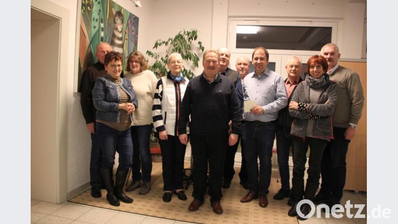 Die SPD-Kreistagsfraktion mit Gastgeber Holger Hassel (Vierter von rechts) in der Geschäftsstelle des SOS-Kinderdorfs Immenreuth. Bild: den
