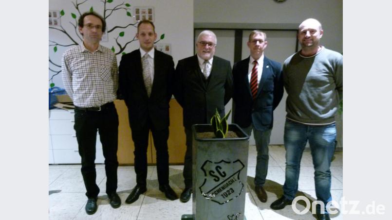 Mit einem Feuerkorb verabschieden die Vorstandskollegen (von rechts) Jürgen Schäffler (Schriftführer) und Thomas Mikolei (geschäftsführender Vorstand) sowie (von links) Uli Hesl (Kassier) und Tobias Lehl (stellvertretender Vorsitzender) Vorsitzenden Matthias Haberberger (Mitte). Bild: rn