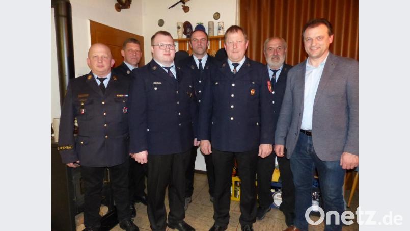 Der neue stellvertretende Kommandant Wolfgang Gollwitzer (Dritter von links) mit dem wiedergewählten Kommandanten Hermann Federl (Dritter von rechts) mit KBI Martin Weig, KBM Christian Demleitner, Vorsitzender Tobias Stangl, ausgeschiedener Vize Albert Stangl und Bürgermeister Anton Kappl (von links) Bild: sl