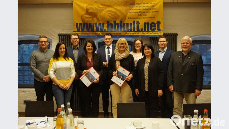 Nur im Team waren die Aufgaben und das Programm des CeBB im Jahr 2018 zu schaffen. Trägervereinsvorsitzende Irene Träxler (Mitte) freute sich mit (von rechts) Rudolf Ebneth, Vorstand der Kulturstiftung Bavaria Bohemia, Praktikant Daniel Žemla, Bürgermeisterin Birgit Höcherl, Praktikantin Eva Koraberná, Landrat und Kuratoriumsvorsitzenden Thomas Ebeling, CeBB-Leiterin Veronika Hofinger und den CeBB-Mitarbeitern David Vereš, Tereza Pechová und Sebastian Lesák über die gute Bilanz 2018. Bild: eib