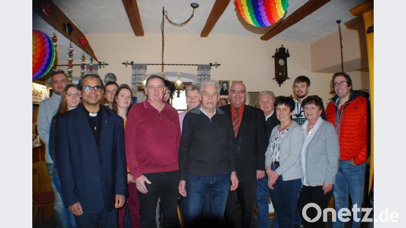 Zum 80. Geburtstag gratulierten Adolf Steinecker (Bildmitte) die Töchter Rita Schedl und Silvia Schach (links dahinter), Bürgermeister Klaus Meyer, der Seniorenbeauftragte Franz Danhauser, Edeltraud Köstler für die Pfarrer (rechts daneben) sowie Pfarrer George Parankimalil (links) Bild: enz