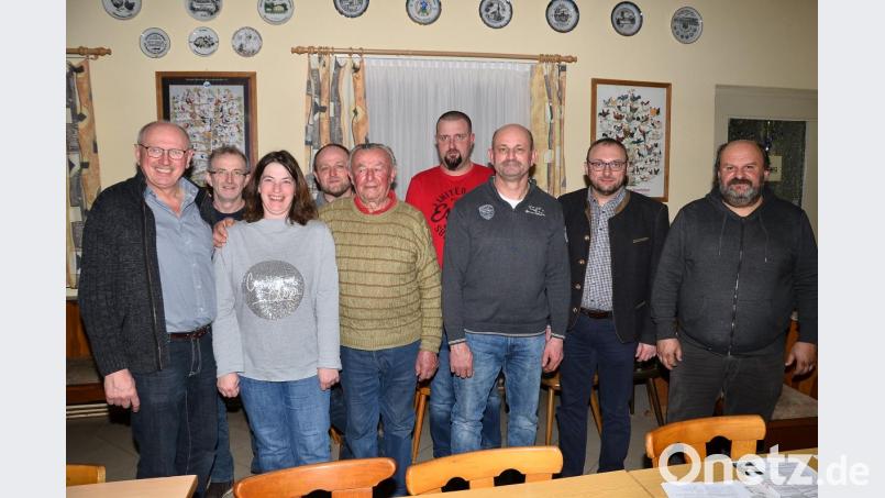DIe beiden Vereinsvorsitzenden Alfred Sauer (rechts) und Ewald Zetzl (links) ehrten Silvia und Siegfried Rupp, Hans Gäbl, Johann Putzer und Martin Hacker (von links) mit silbernen und goldenen Vereinsnadeln für langjährige Treue. Bild: fjo