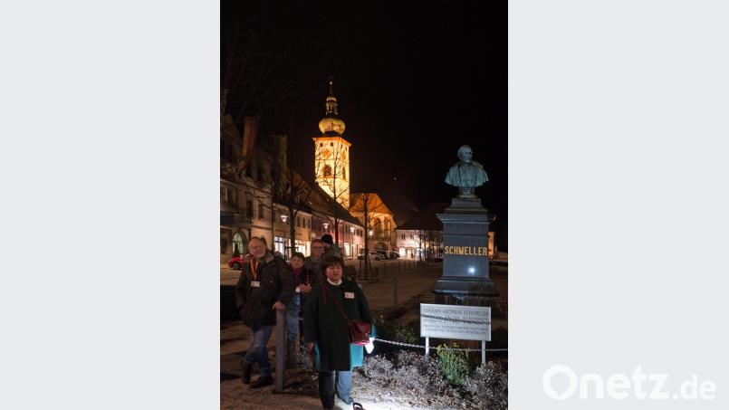 Die Gästeführer Cornelia Stahl und Thomas Sporrer beim Schmeller-Denkmal. Bild: tr