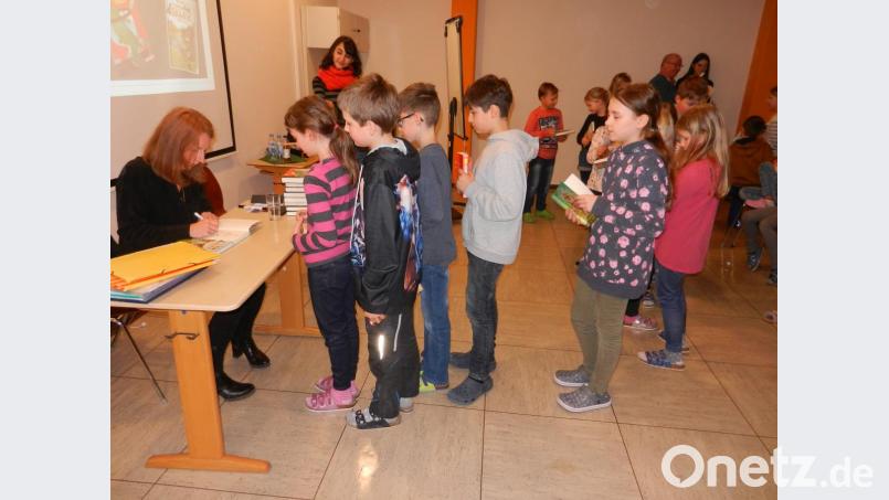 In der Buchhandlung Bogner signiert Kinderbuchautorin Nina Weger Bücher für die Schüler. Bild: nn