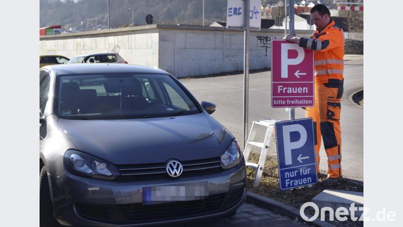In Eichstätt hängen neue Schilder für Frauenparkplätze - in knalligem Pink. Bild: Tina Steimle/dpa